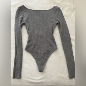 GREY RIBBED LOW BACK LONGSLEEVE BODY SUIT